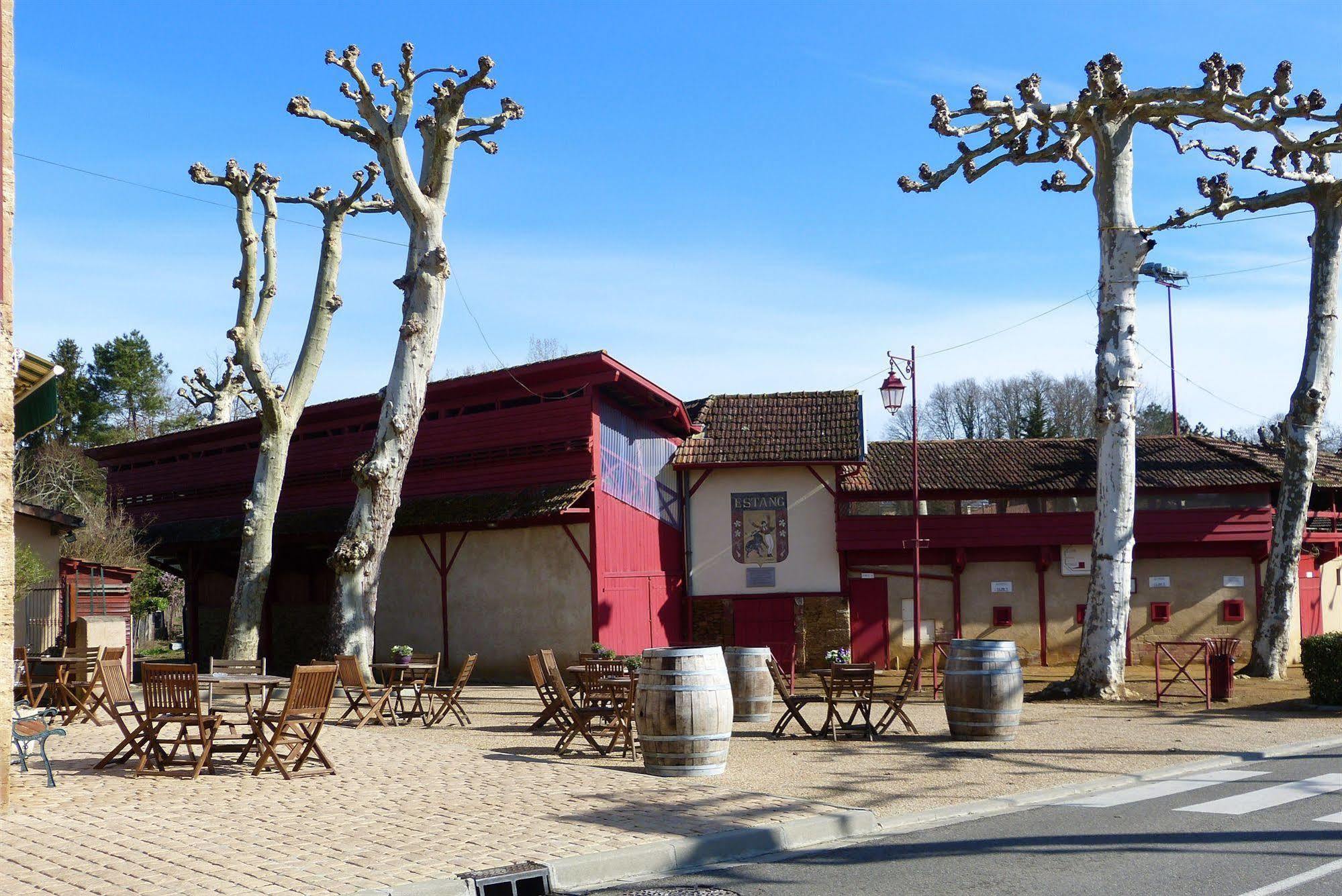 Hotel Restaurant Du Commerce Estang Exterior foto